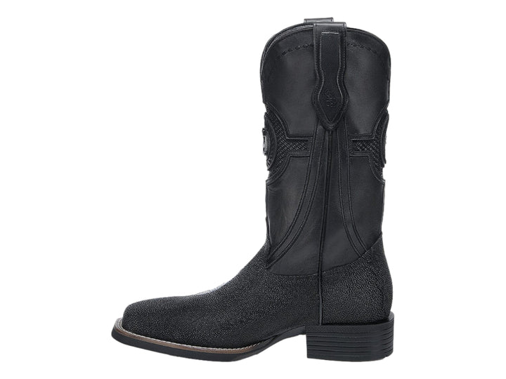 Bota vaquera color negro con acabado de piel de mantarraya en la punta y el pie.