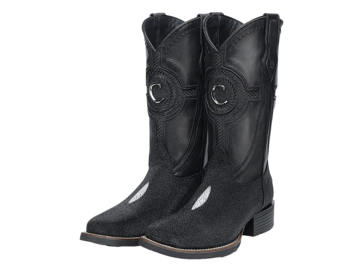 Bota vaquera color negro con acabado de piel de mantarraya en la punta y el pie.