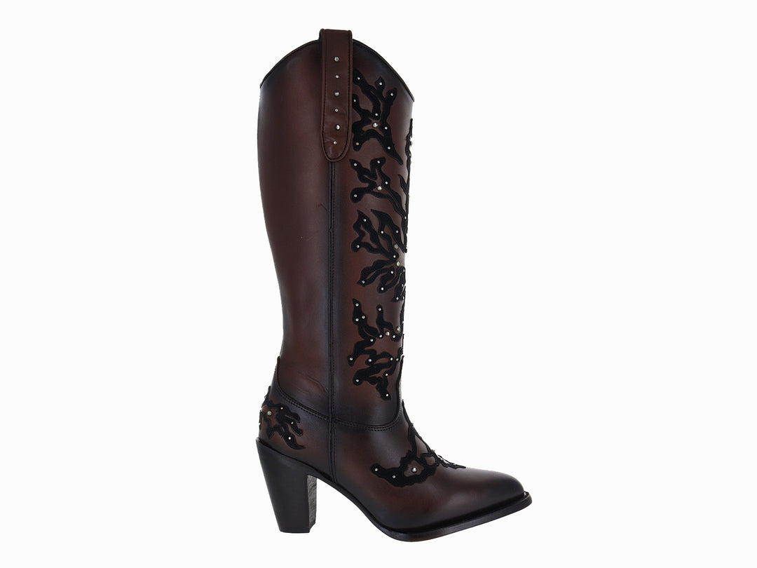 Botas vaqueras altas de cuero color chocolate con bordados negros y detalles metálicos.