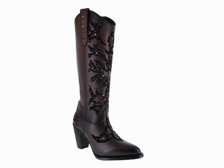 Botas vaqueras altas de cuero color chocolate con bordados negros y detalles metálicos.
