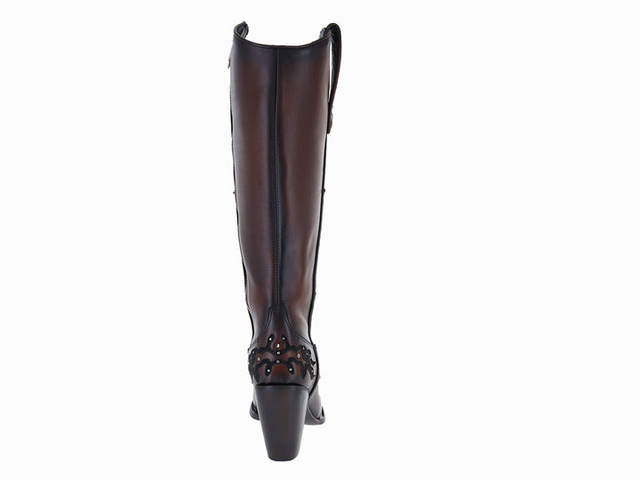 Botas vaqueras altas de cuero color chocolate con bordados negros y detalles metálicos.