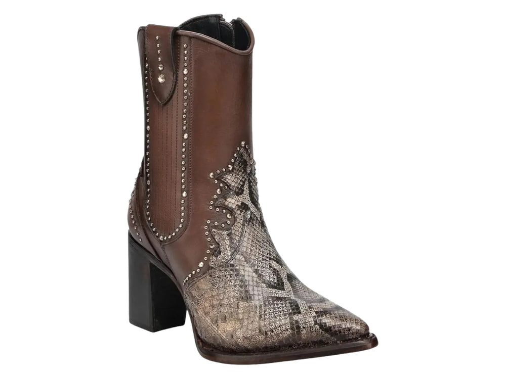 Bota de cuero color miel con punta de piel de pitón y tacón cuadrado adornada con estoperoles plateados.