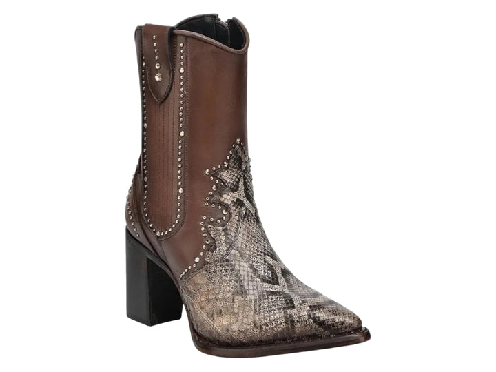 Bota de cuero color miel con punta de piel de pitón y tacón cuadrado adornada con estoperoles plateados.