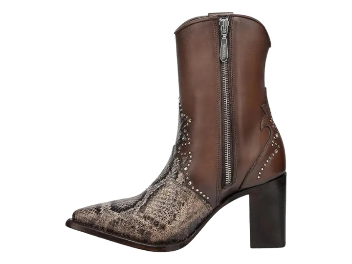 Bota de cuero color miel con punta de piel de pitón y tacón cuadrado adornada con estoperoles plateados.
