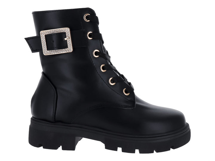 Bota negra de caña media con suela de plataforma track y hebilla decorativa con brillantes en el tobillo.