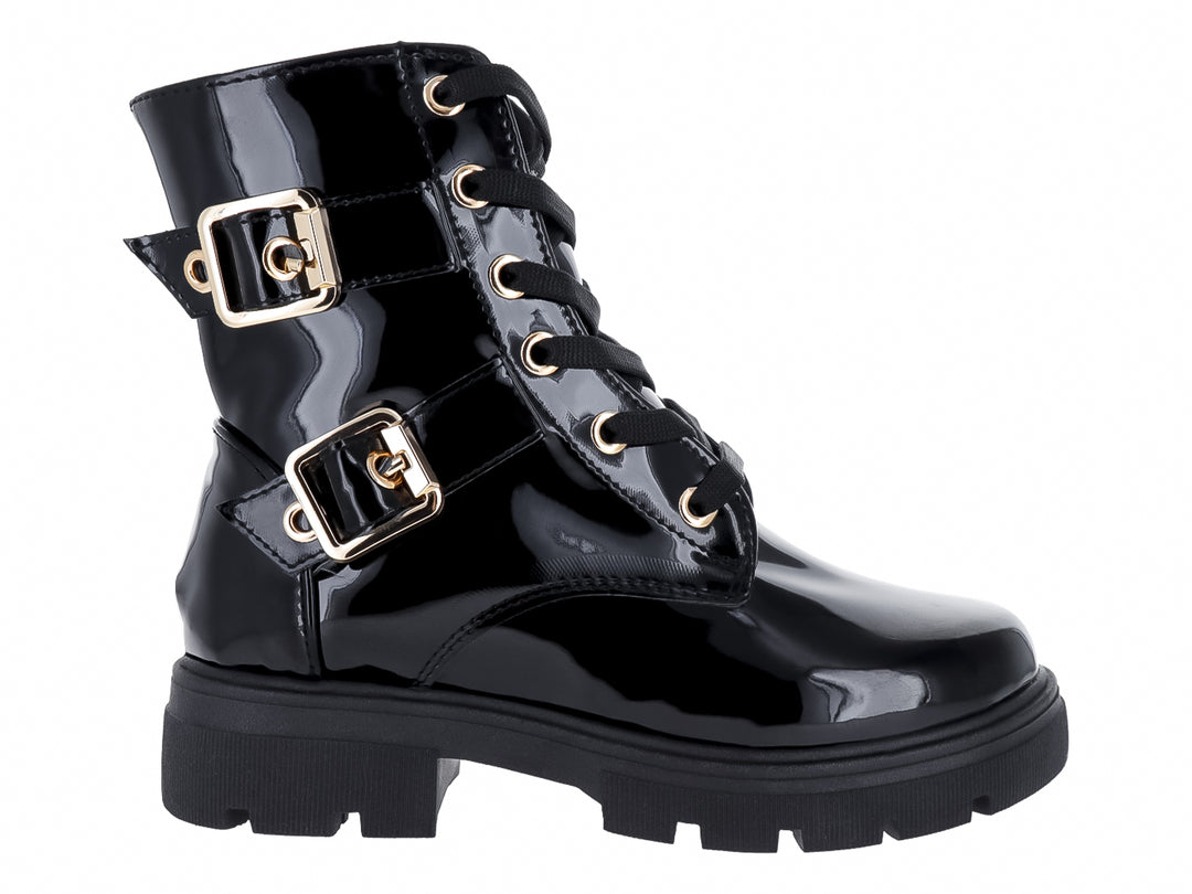 Bota negra de charol con plataforma, cordones y hebillas doradas.