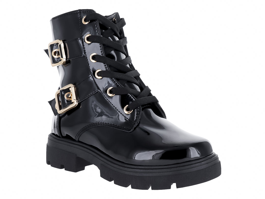 Bota negra de charol con plataforma, cordones y hebillas doradas.