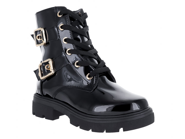 Bota negra de charol con plataforma, cordones y hebillas doradas.