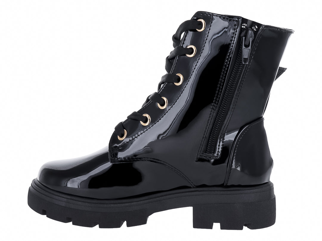 Bota negra de charol con plataforma, cordones y hebillas doradas.