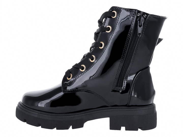 Bota negra de charol con plataforma, cordones y hebillas doradas.