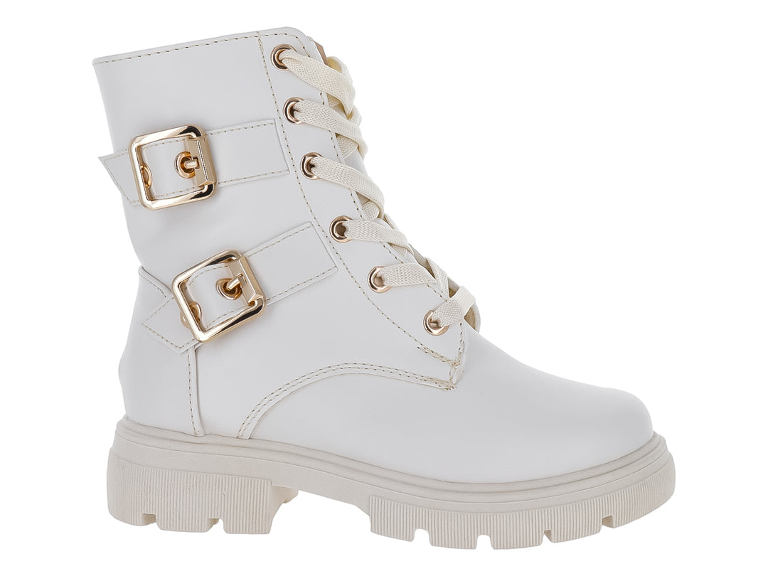 Bota color latte con suela track, cordones y hebillas doradas laterales.