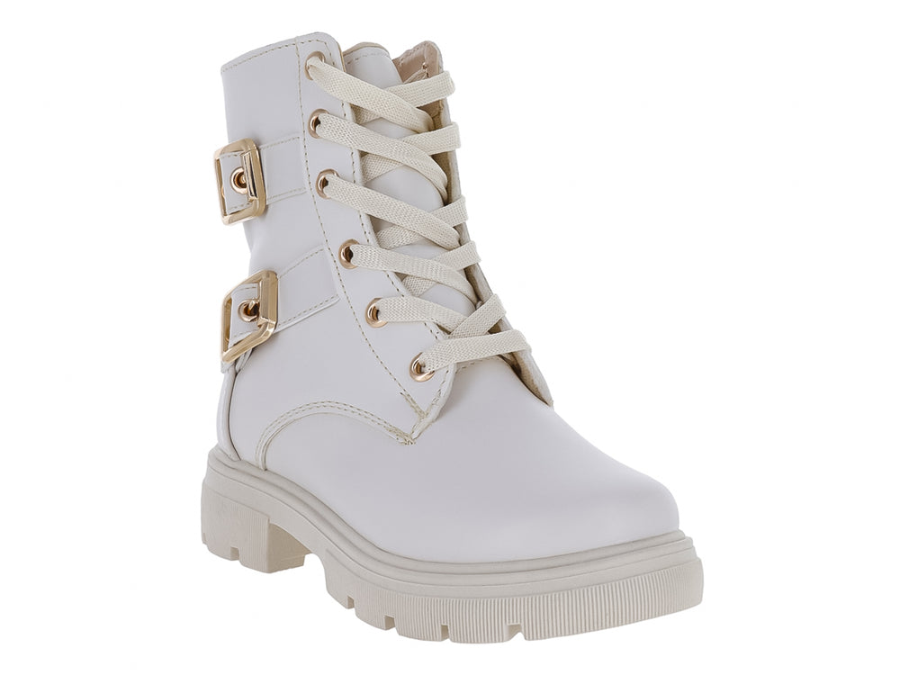 Bota color latte con suela track, cordones y hebillas doradas laterales.