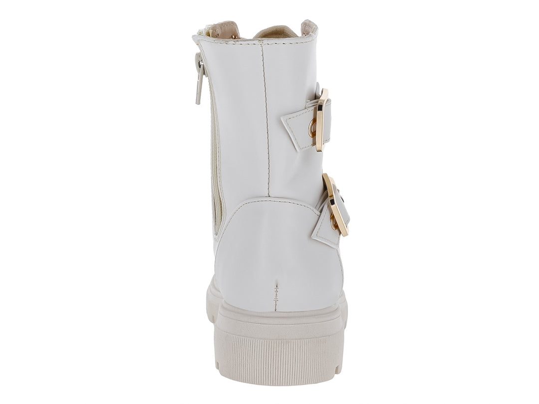 Bota color latte con suela track, cordones y hebillas doradas laterales.