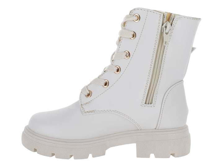 Bota color latte con suela track, cordones y hebillas doradas laterales.