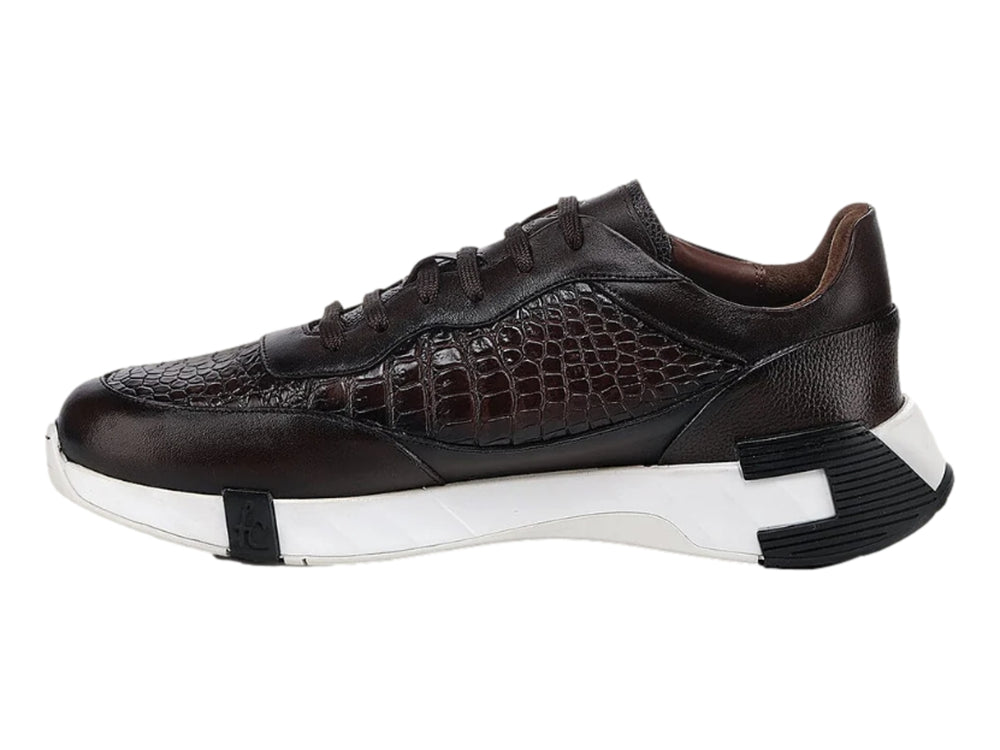 Tenis Cuadra en color café con detalles en piel de cocodrilo y suela blanca y negra para Hombre.