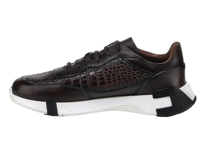 Tenis Cuadra en color café con detalles en piel de cocodrilo y suela blanca y negra para Hombre.