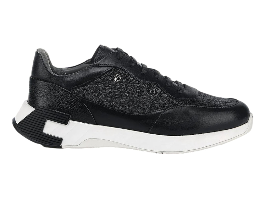 Tenis Cuadra color negro con suela blanca y detalles en cuero.