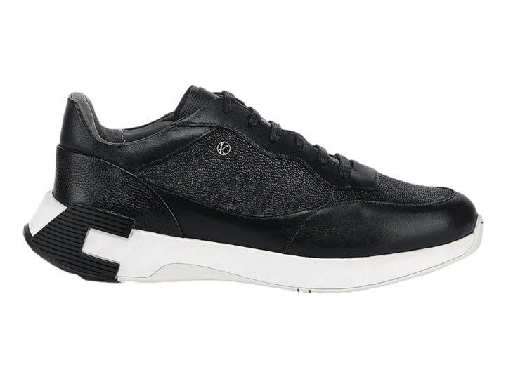 Tenis Cuadra color negro con suela blanca y detalles en cuero.