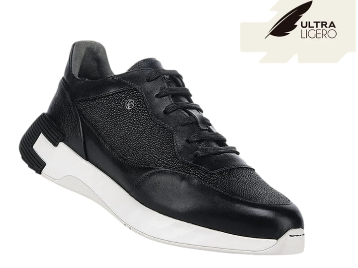 Tenis Cuadra color negro con suela blanca y detalles en cuero.