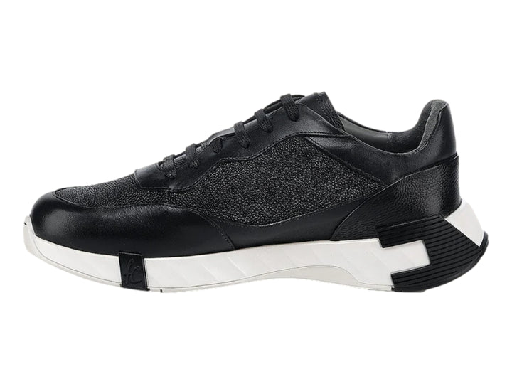Tenis Cuadra color negro con suela blanca y detalles en cuero.