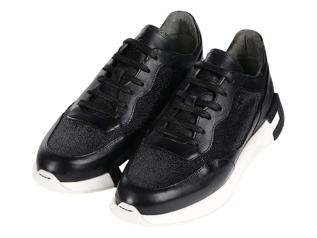 Tenis Cuadra color negro con suela blanca y detalles en cuero.