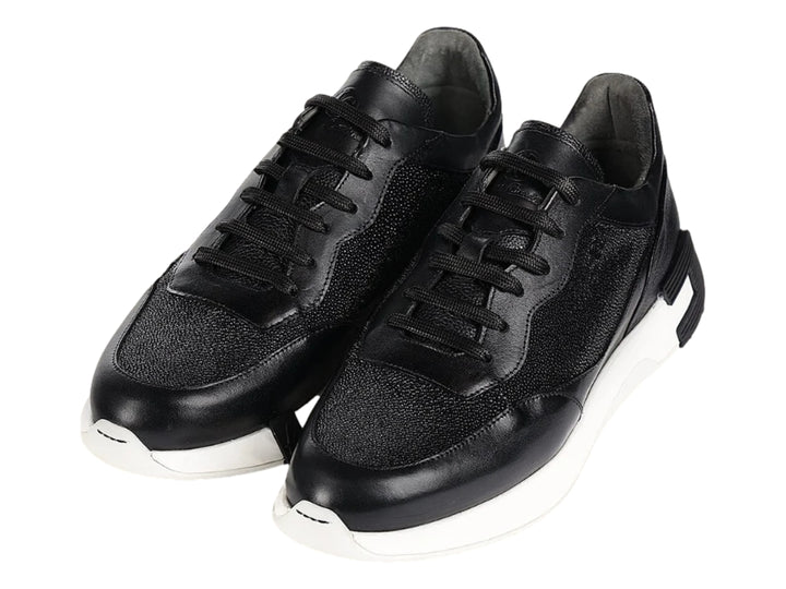 Tenis Cuadra color negro con suela blanca y detalles en cuero.