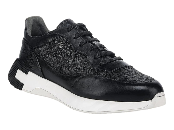 Tenis Cuadra color negro con suela blanca y detalles en cuero.