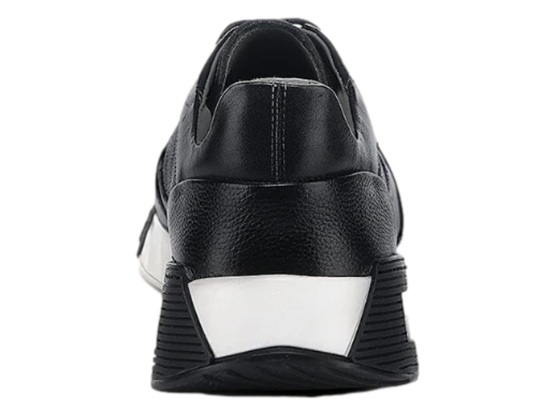Tenis Cuadra color negro con suela blanca y detalles en cuero.