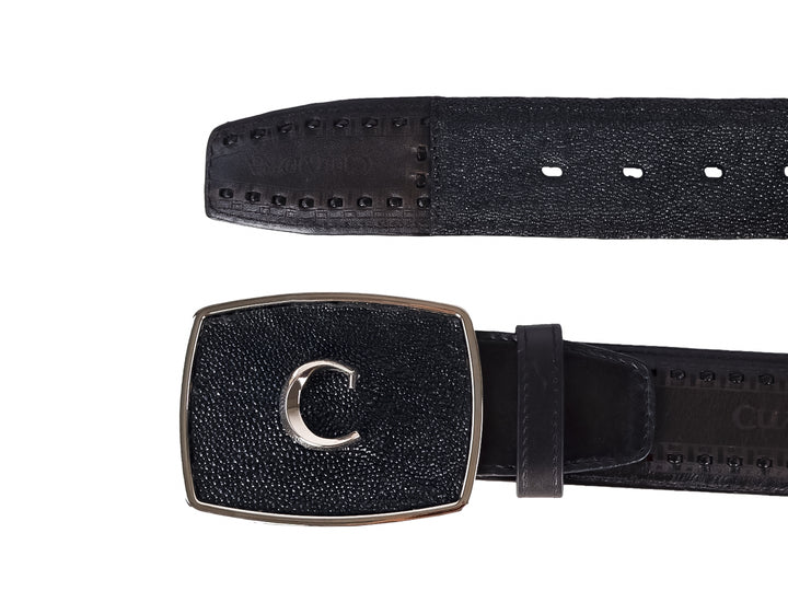 Cinturón de cuero negro con textura de mantarraya y hebilla metálica plateada.