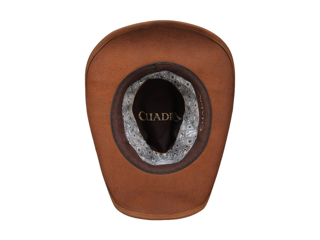 Sombrero vaquero de cuero color café con banda decorativa trenzada en color negro.