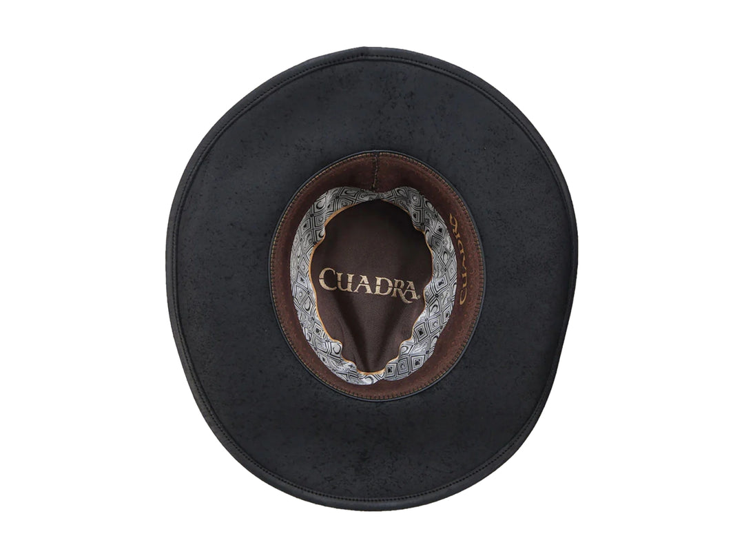 Sombrero vaquero de cuero color negro con banda trenzada decorativa.