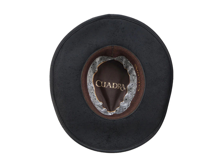 Sombrero vaquero de cuero color negro con banda trenzada decorativa.