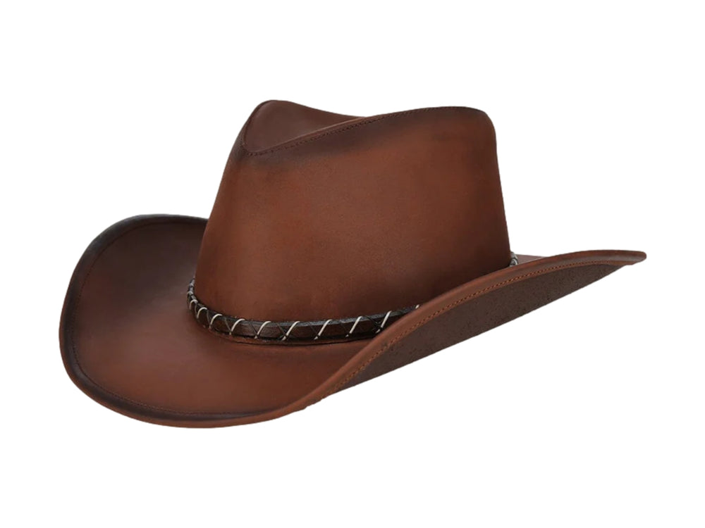 Sombrero vaquero de cuero color miel con banda decorativa trenzada en la base de la copa.