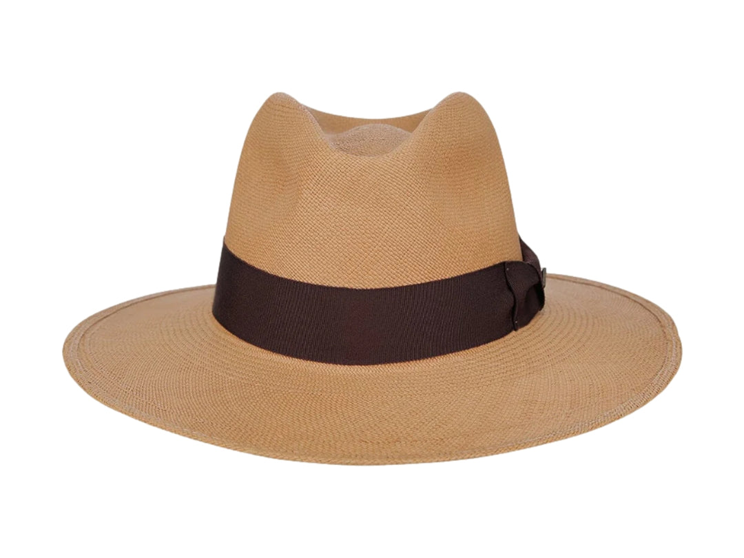Sombrero de paja color café con una cinta marrón oscuro alrededor de la copa.
