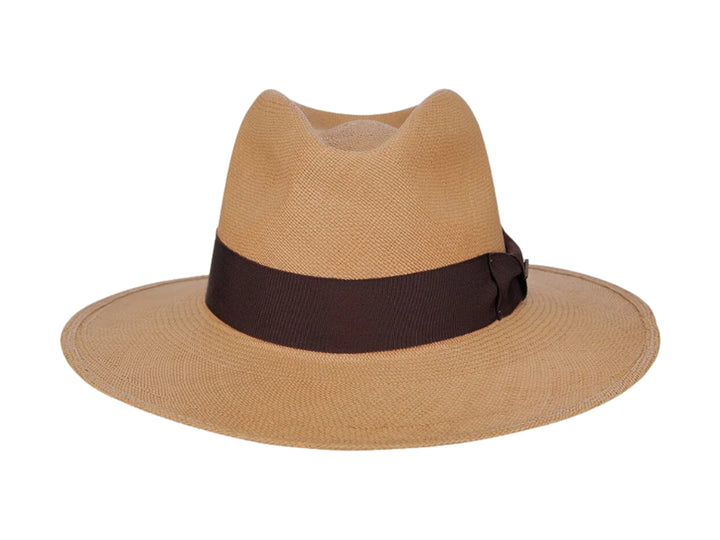Sombrero de paja color café con una cinta marrón oscuro alrededor de la copa.
