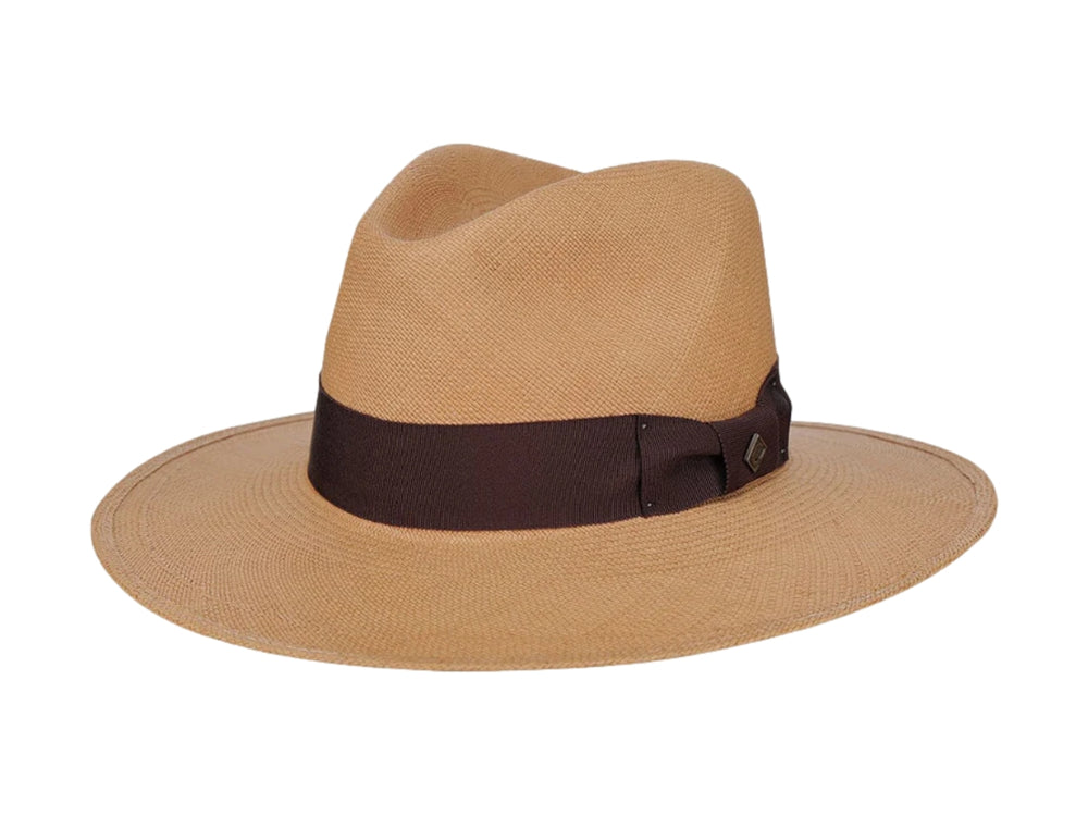 Sombrero de paja color café con una cinta marrón oscuro alrededor de la copa.