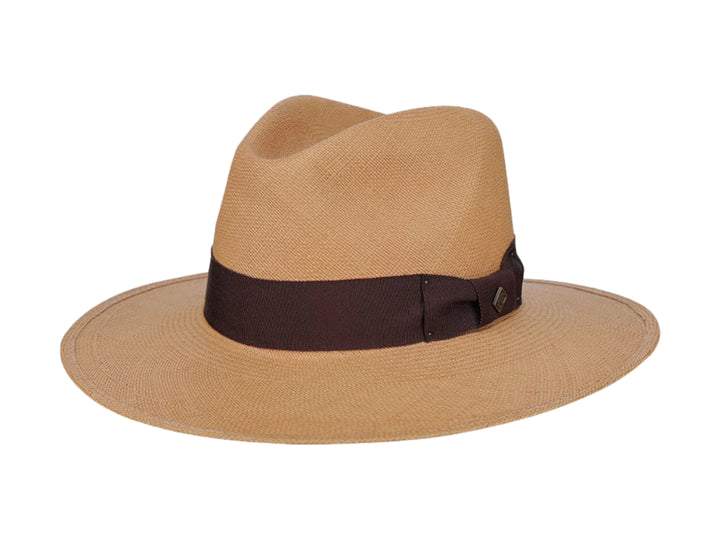 Sombrero de paja color café con una cinta marrón oscuro alrededor de la copa.