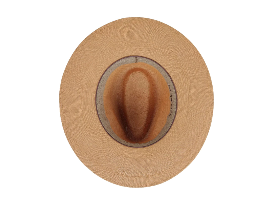 Sombrero de paja color café con una cinta marrón oscuro alrededor de la copa.