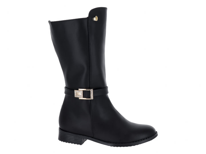 Bota negra de caña media con detalle de hebilla dorada y punta redonda.