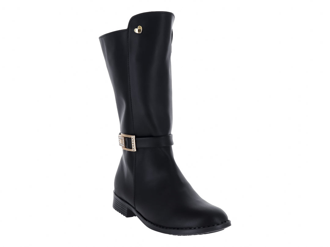 Bota negra de caña media con detalle de hebilla dorada y punta redonda.
