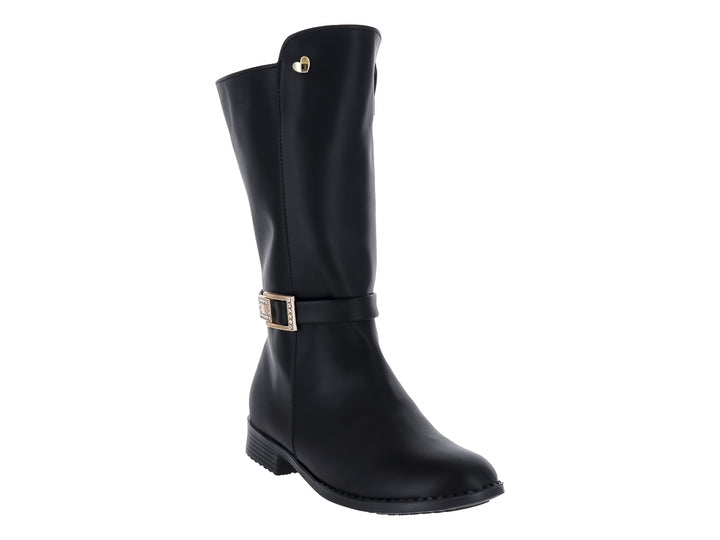 Bota negra de caña media con detalle de hebilla dorada y punta redonda.