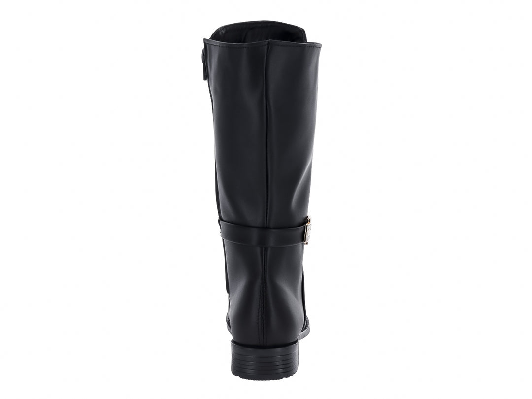 Bota negra de caña media con detalle de hebilla dorada y punta redonda.