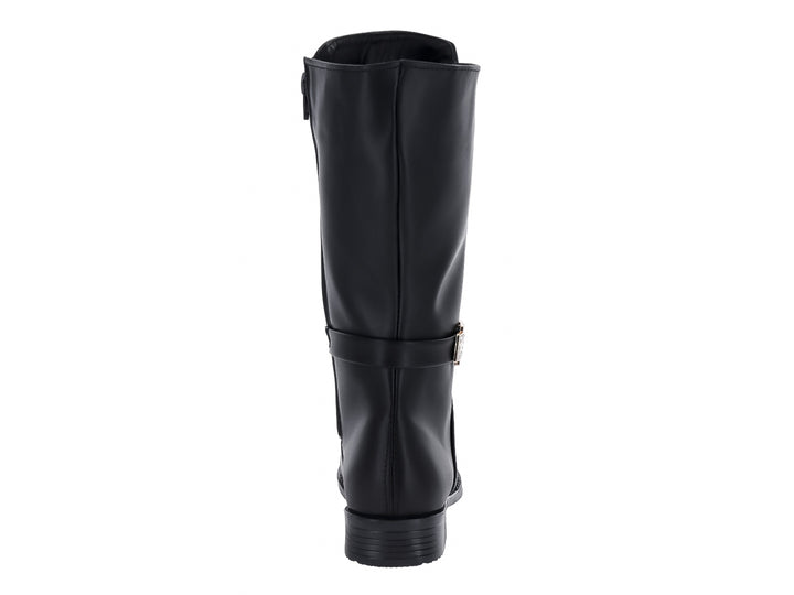 Bota negra de caña media con detalle de hebilla dorada y punta redonda.