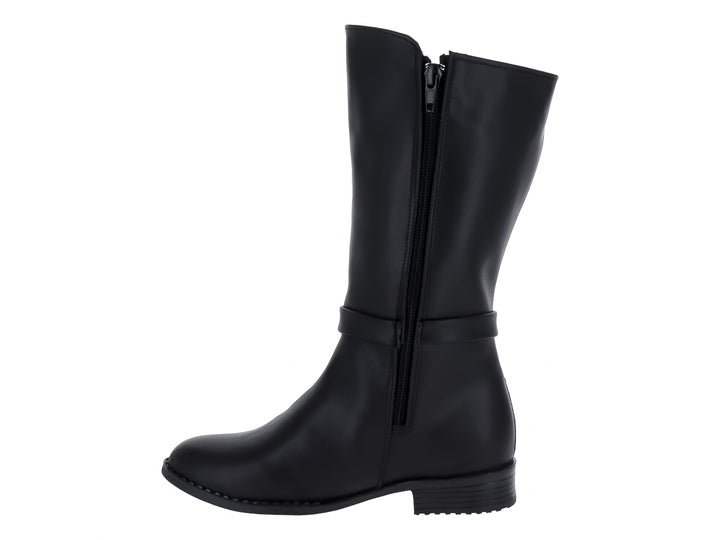 Bota negra de caña media con detalle de hebilla dorada y punta redonda.