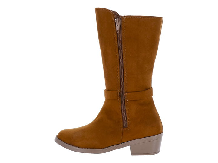 Bota color miel de caña media con hebilla plateada y tacón bajo cuadrado.