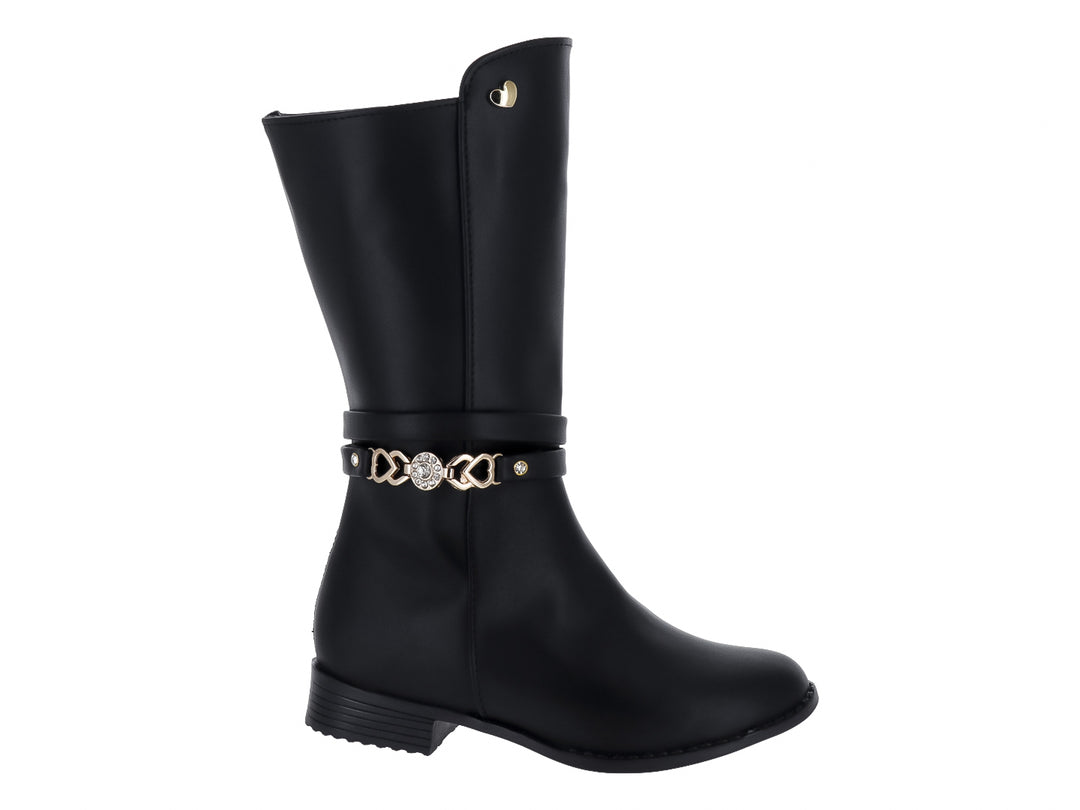 Bota negra de caña media con correa decorativa y detalle dorado en el tobillo.