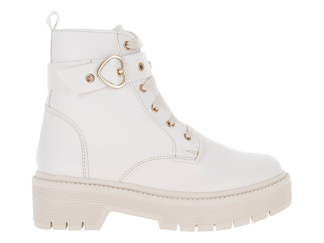 Botas blancas de caña media con suela track y detalle de hebilla en forma de corazón dorado.