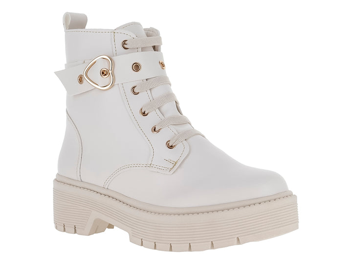 Botas blancas de caña media con suela track y detalle de hebilla en forma de corazón dorado.