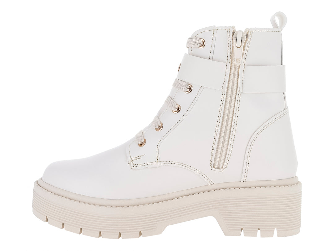 Botas blancas de caña media con suela track y detalle de hebilla en forma de corazón dorado.
