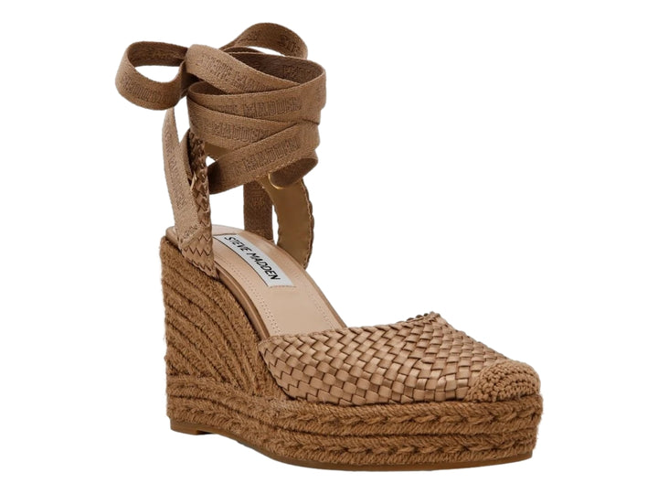Sandalia de plataforma cuña color tan con diseño tejido y cintas para amarrar al tobillo.